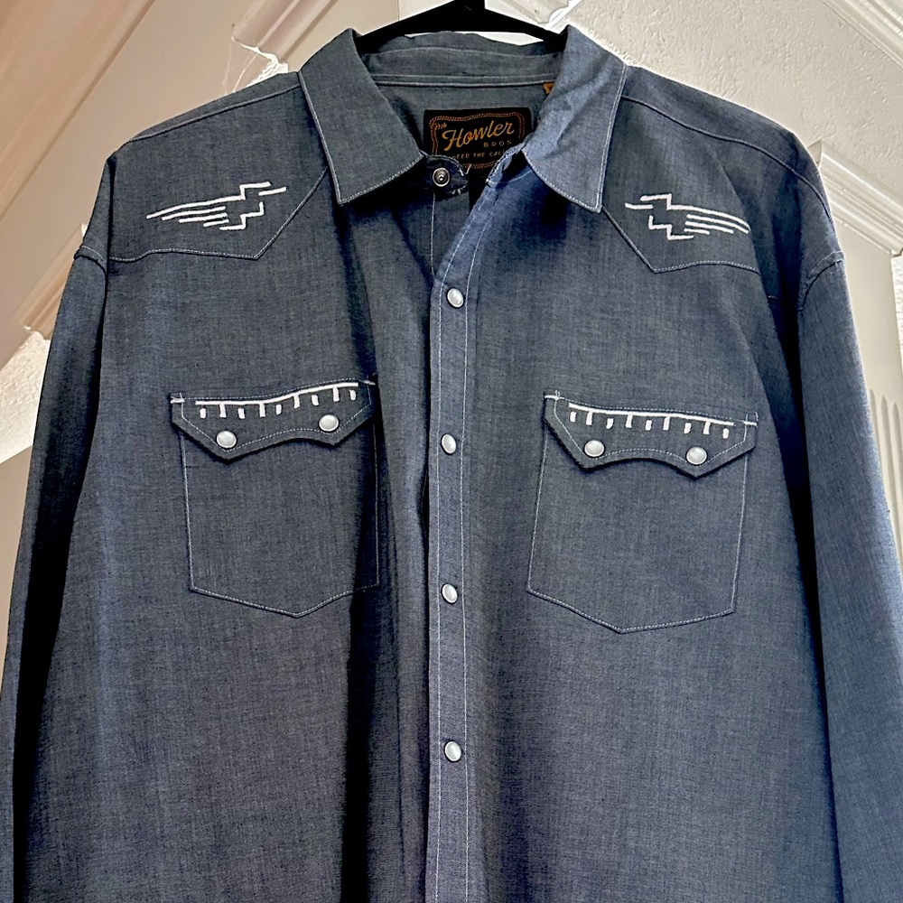 NWOT-Howler Brothers embroidered  Denim pearl snap shirt